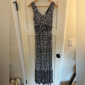 Black and white printed maxi dress in women’s size small